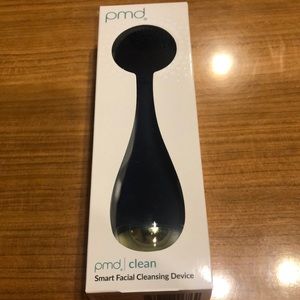 Smart facial cleansing device